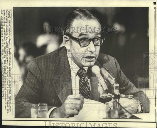 1971 Press Photo Assistant Agriculture Secretary Lyng discusses lunch program
