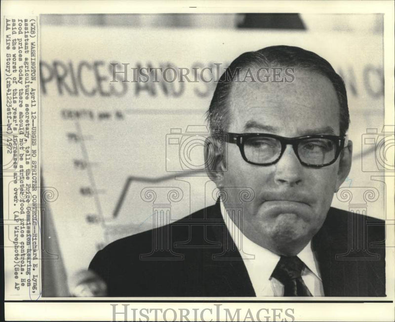 Load image into Gallery viewer, 1972 Press Photo Assistant Agriculture Secretary Lyng at Price Commission
