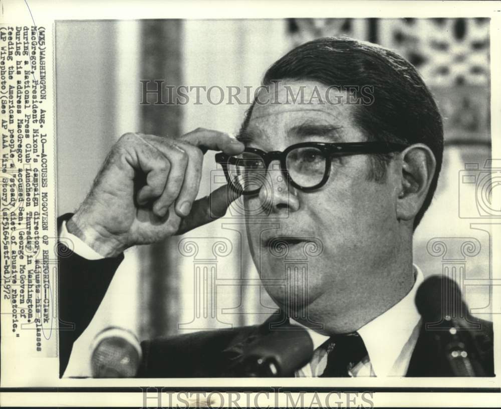 1972 Press Photo Clark MacGregor adjusts glasses at National Press Club luncheon