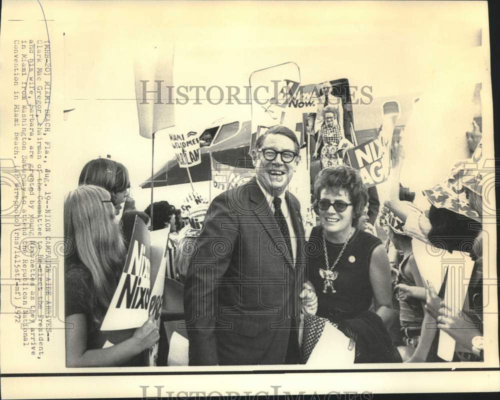 1972 Press Photo Clark MacGregor and wife greeted by Nixonettes in Miami Beach