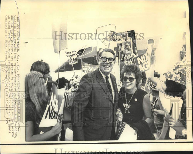 Load image into Gallery viewer, 1972 Press Photo Clark MacGregor and wife greeted by Nixonettes in Miami Beach
