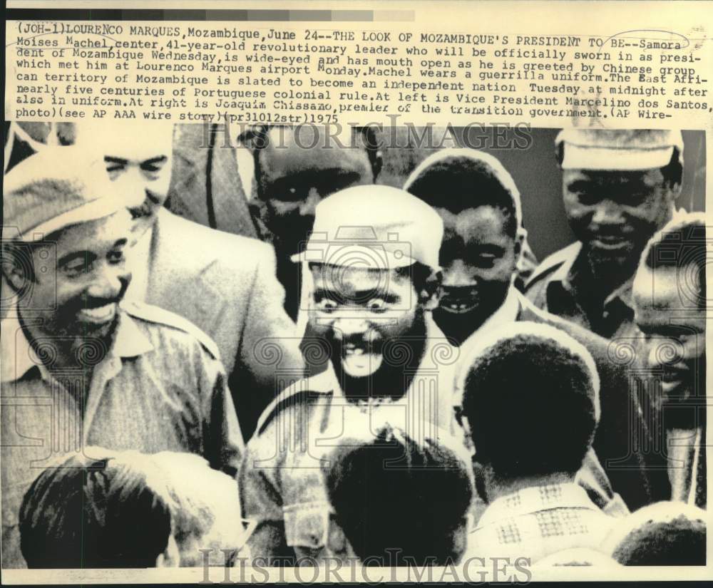 1975 Press Photo Samora Machel greeted by Chinese at Lourenco Marques airport