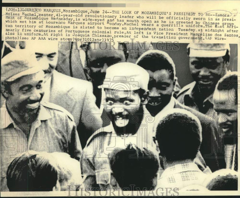 Load image into Gallery viewer, 1975 Press Photo Samora Machel greeted by Chinese at Lourenco Marques airport
