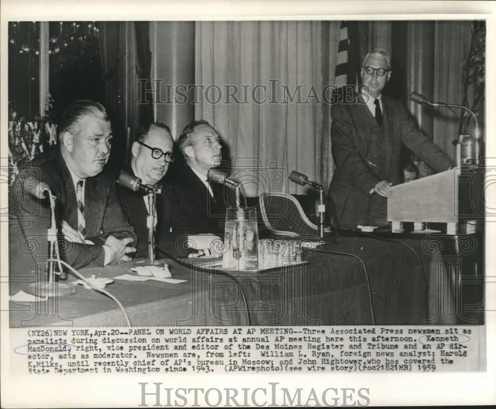 1943 Press Photo Kenneth MacDonald and others at annual AP meeting - now20953