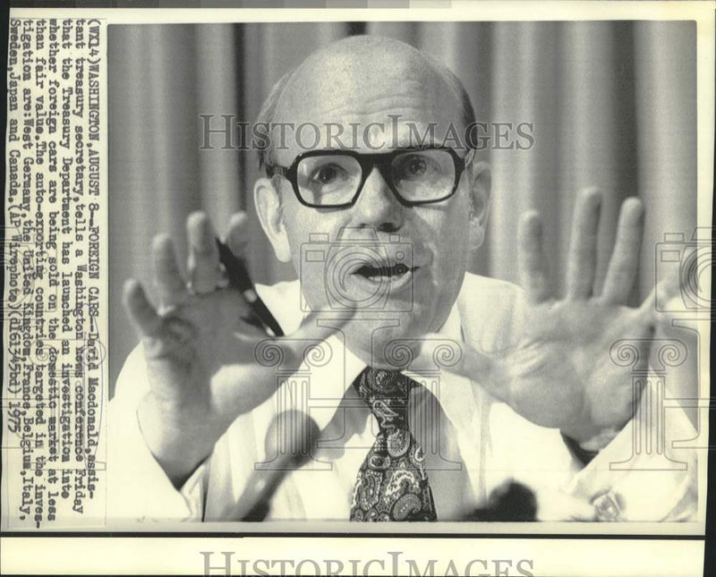 Load image into Gallery viewer, 1975 Press Photo Assistant Treasury Secretary David Macdonald at news conference
