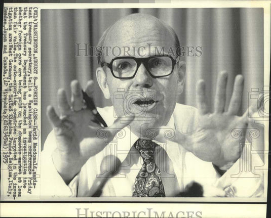 1975 Press Photo Assistant Treasury Secretary David Macdonald at news conference