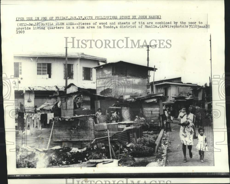 Load image into Gallery viewer, 1969 Press Photo Wood and tin provide homes for Tondo citizens in Manila
