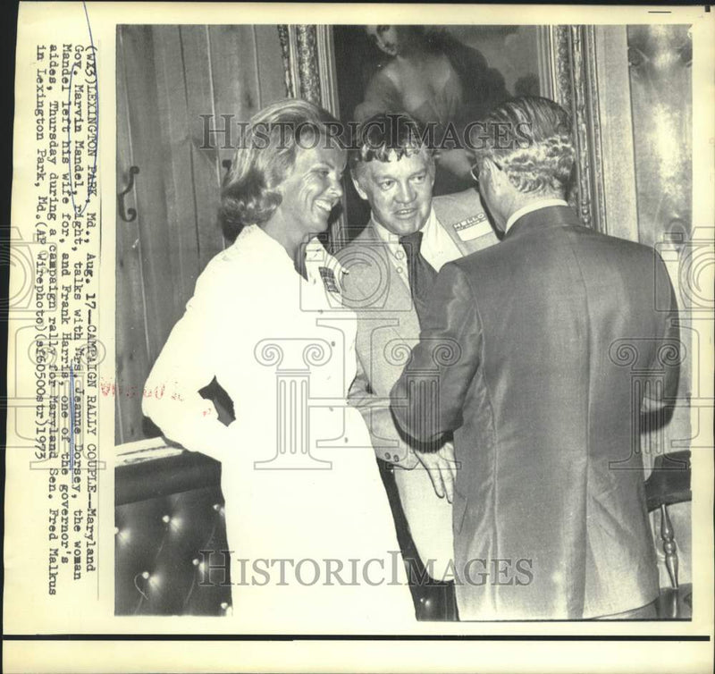Load image into Gallery viewer, 1975 Press Photo Marvin Mandel, Jeanne Dorsey &amp; Frank Harris at rally, Florida
