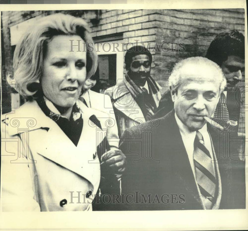 Load image into Gallery viewer, 1975 Press Photo Marvin &amp; Jeanne Mandel go to state house, Annapolis, Maryland
