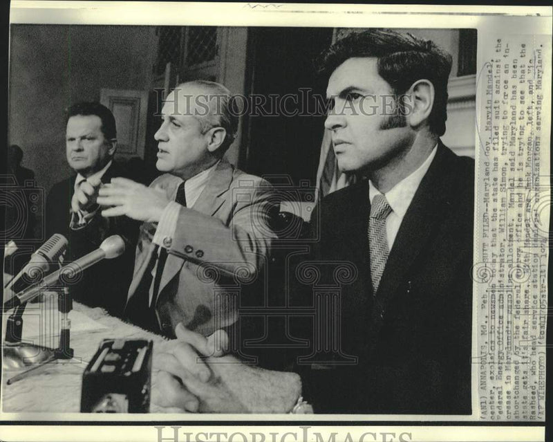 Load image into Gallery viewer, 1974 Press Photo Marvin Mandel &amp; others, gas crunch news conference, Maryland
