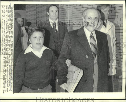 1975 Press Photo Marvin Mandel & stepson Paul Dorsey after news conference, MD