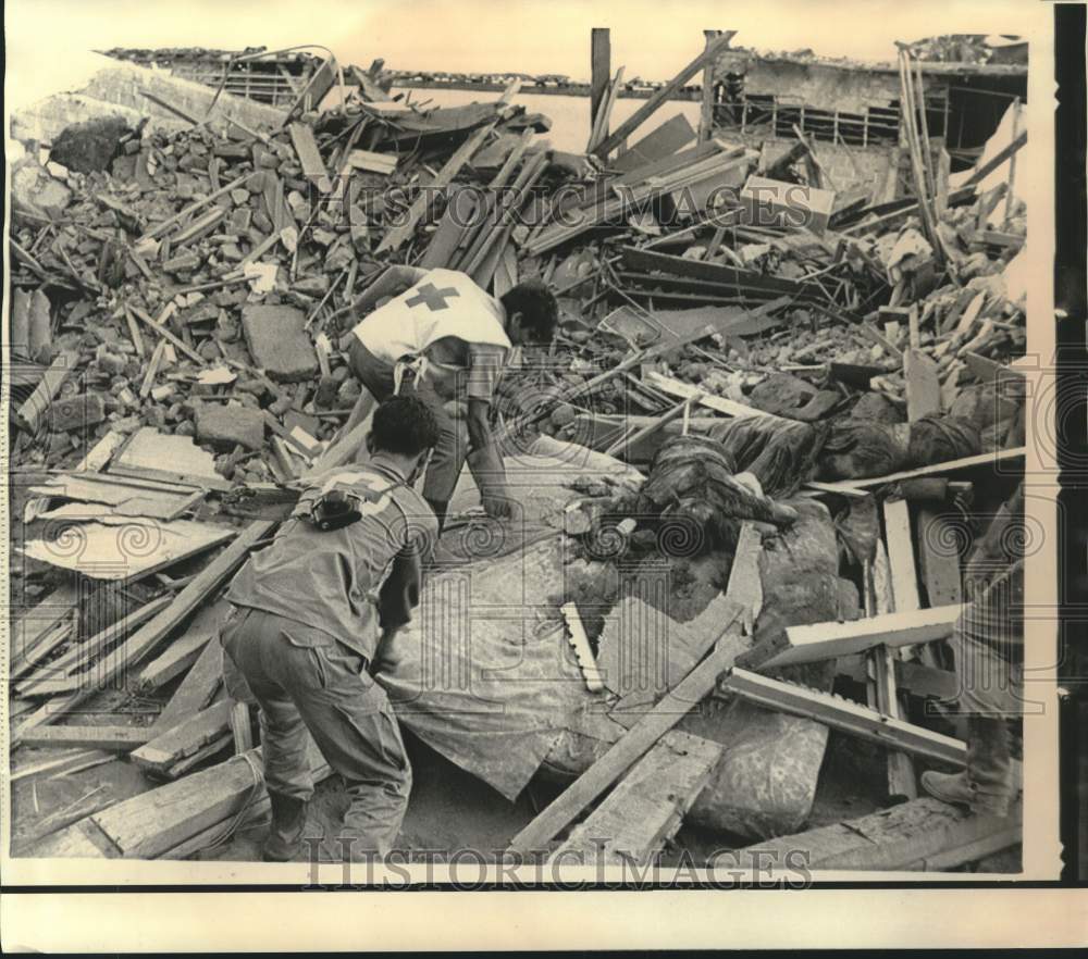 1972 Press Photo Medics remove bodies from Managua earthquake wreckage.