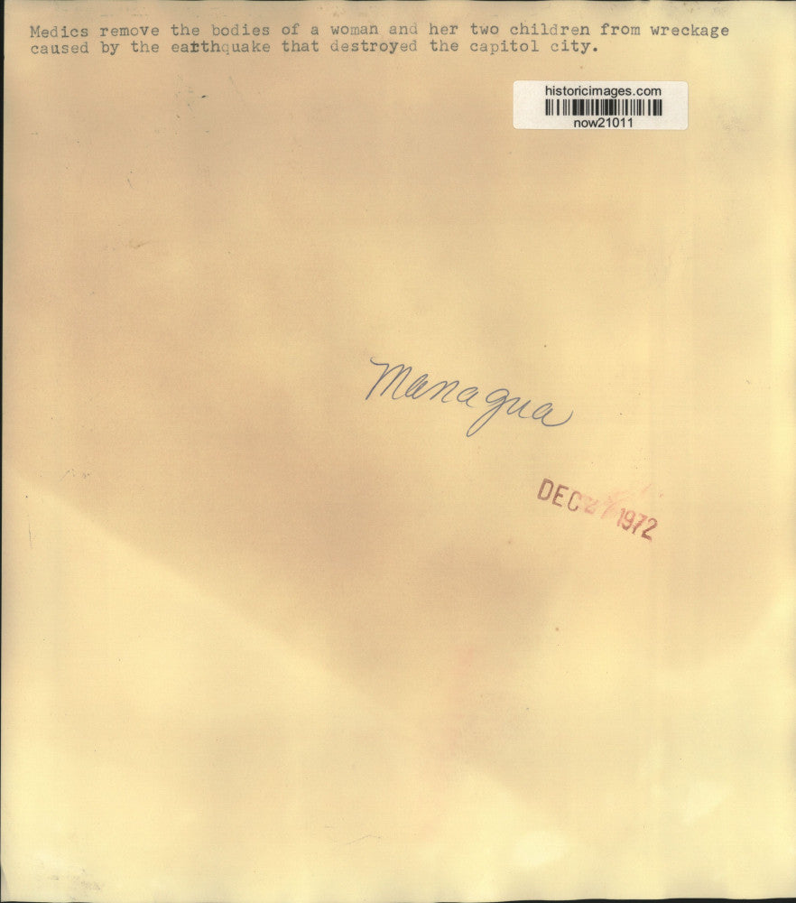 1972 Press Photo Medics remove bodies from Managua earthquake wreckage.