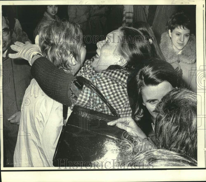 Load image into Gallery viewer, 1972 Press Photo Managua earthquake survivor arrives at Andrews AFB, Washington
