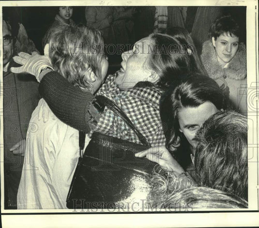 1972 Press Photo Managua earthquake survivor arrives at Andrews AFB, Washington