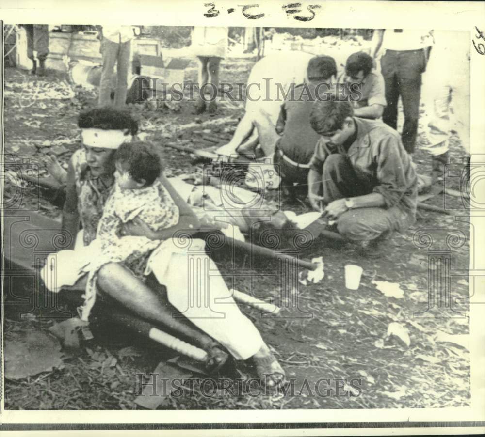 1972 Press Photo Managua earthquake victims receive medical attention.