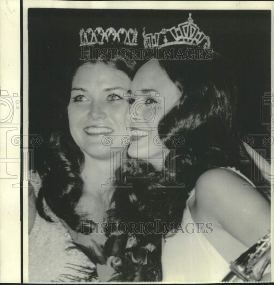 1975 Press Photo Mollie Magee crowned Miss Southern by Pam Strahnke - now21030