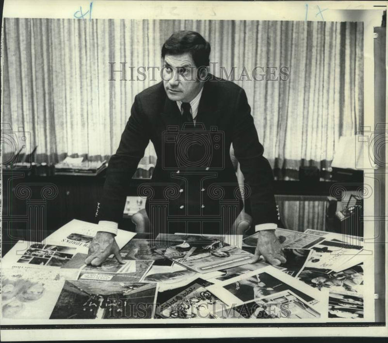 Load image into Gallery viewer, 1969 Press Photo Mike Maitland, pop music business manager - now21035
