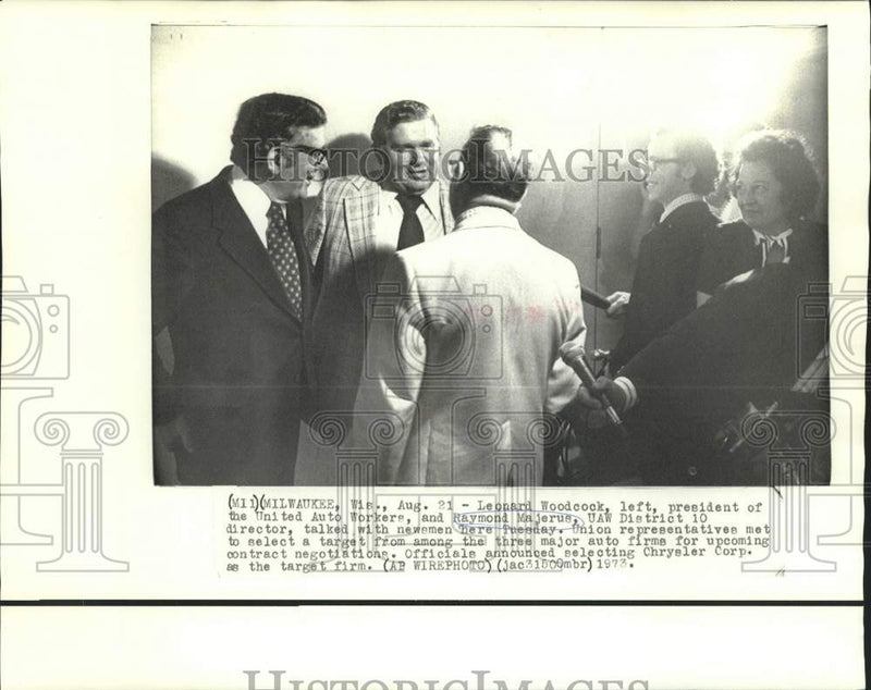 Load image into Gallery viewer, 1973 Press Photo Raymond Majerus and Woodcock of UAW talk with newsmen
