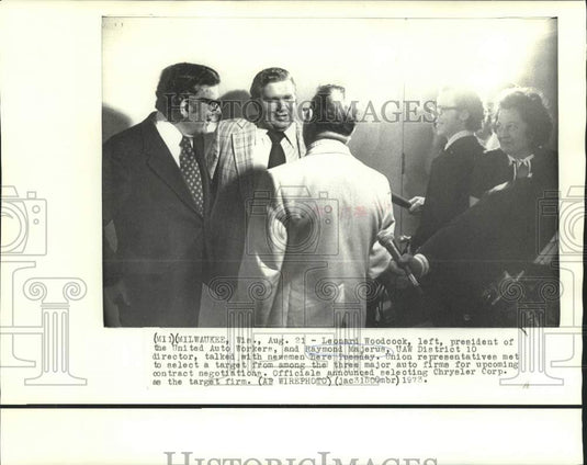 1973 Press Photo Raymond Majerus and Woodcock of UAW talk with newsmen