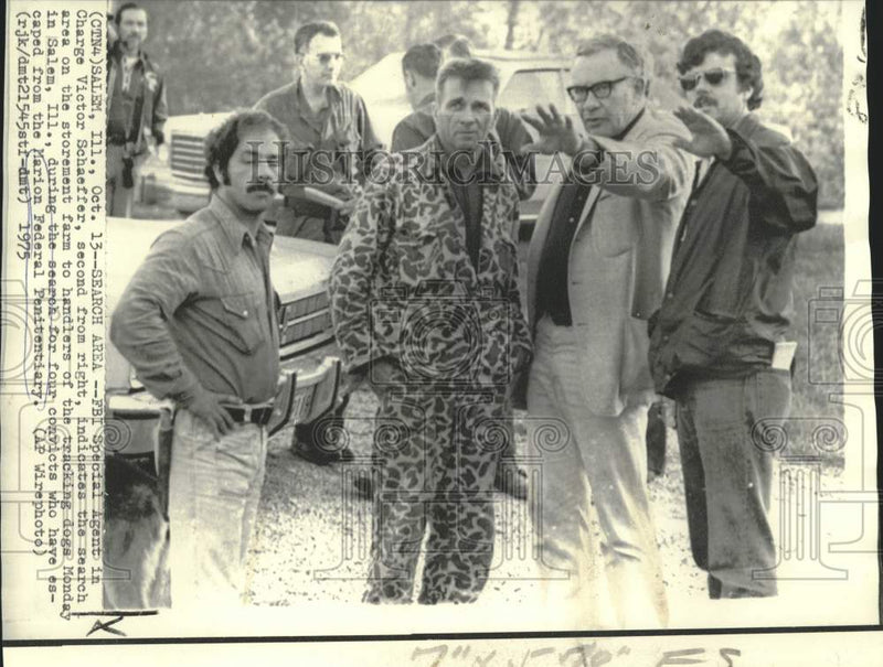Load image into Gallery viewer, 1975 Press Photo FBI and dog tracking handlers search for Marion prisoners
