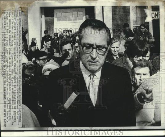 1970 Press Photo Attorney Paul Markham walks through newsmen in Edgartown, MA