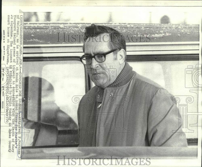 Load image into Gallery viewer, 1970 Press Photo Attorney Paul Markham at Woods Hole to board ferry - now21048

