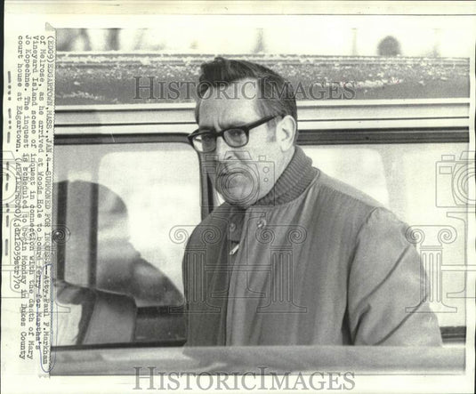 1970 Press Photo Attorney Paul Markham at Woods Hole to board ferry - now21048