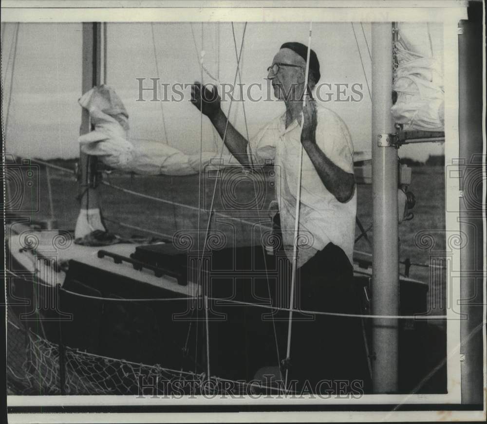 1967 Press Photo Rescued sailor Nils Nelson aboard 30-foot yawl - now21056