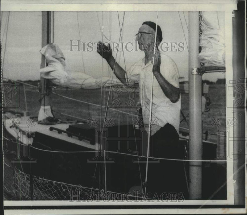 Load image into Gallery viewer, 1967 Press Photo Rescued sailor Nils Nelson aboard 30-foot yawl - now21056
