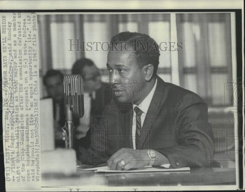 Load image into Gallery viewer, 1967 Press Photo Flint, Michigan mayor and city commission member Floyd McCree
