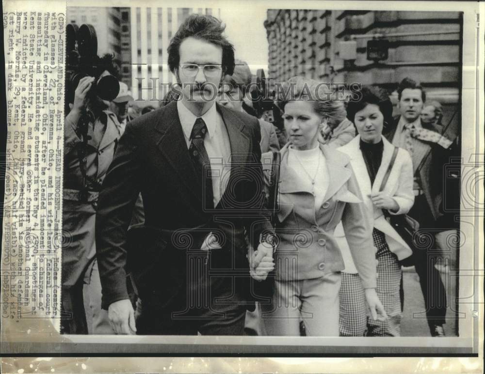 1974 Press Photo James McGee and others leave Cleveland, Ohio federal court.