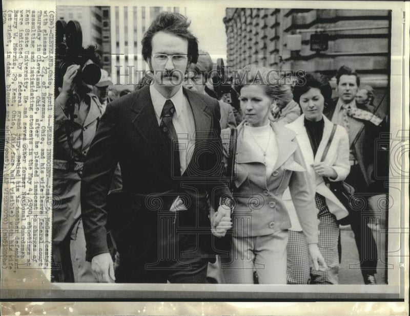 Load image into Gallery viewer, 1974 Press Photo James McGee and others leave Cleveland, Ohio federal court.
