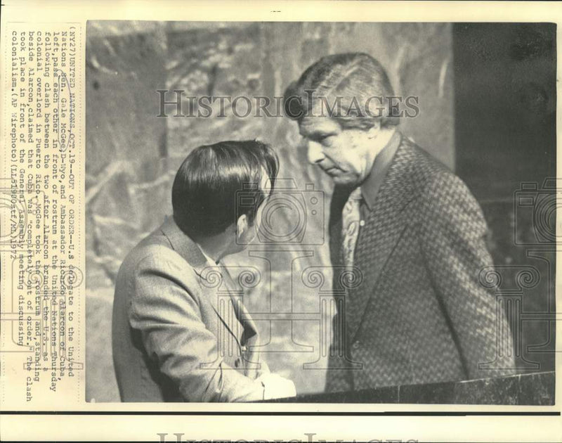 Load image into Gallery viewer, 1972 Press Photo Senator McGee and Ambassador Alarcon pass at United Nations
