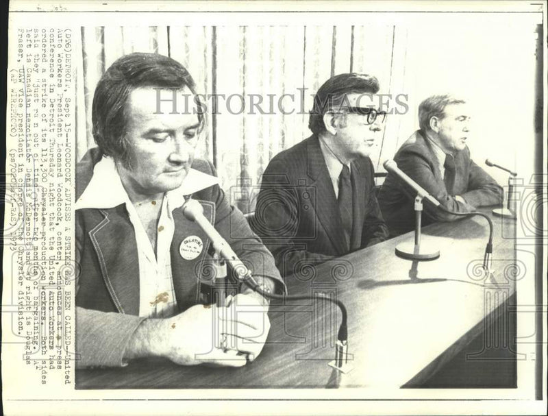 Load image into Gallery viewer, 1973 Press Photo UAW's Woodcock, negotiator McDermott and other with newsmen
