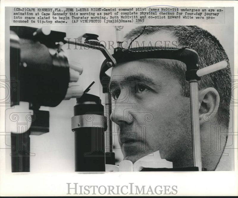 Load image into Gallery viewer, 1965 Press Photo Gemini Command Pilot McDivitt undergoes eye examination
