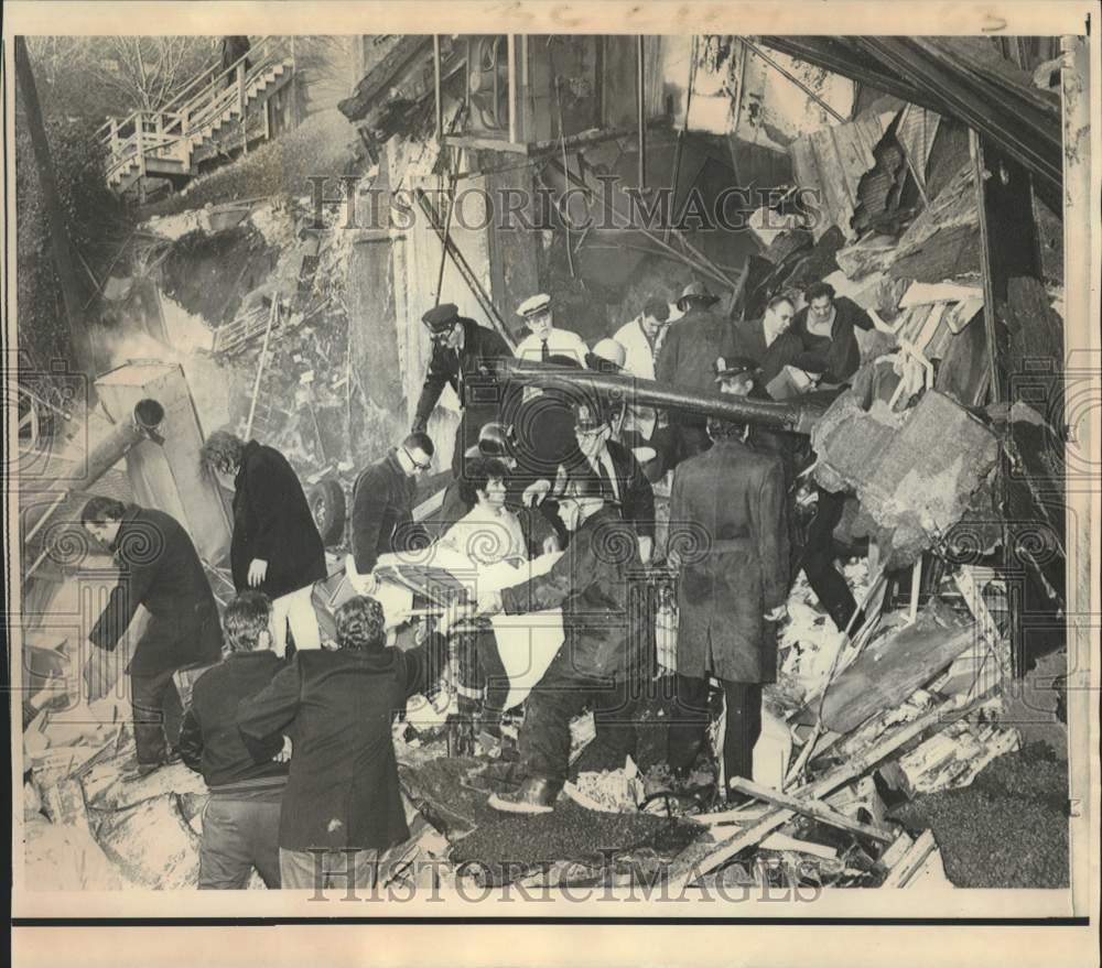 1972 Press Photo Rescue workers dig through City Hospital explosion rubble