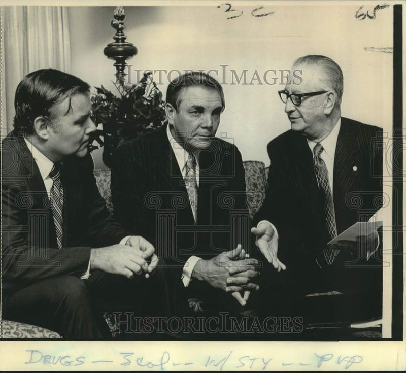 Load image into Gallery viewer, 1971 Press Photo Louisiana Governor McKeithen and others at U.S. drug seminar.
