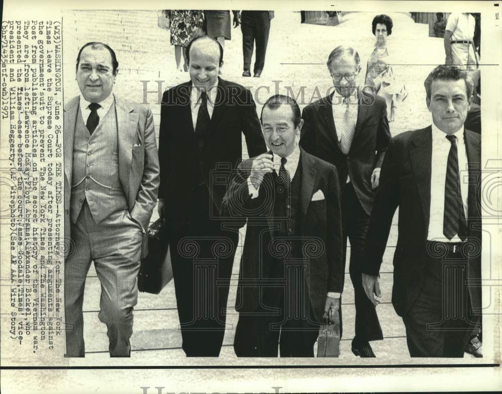 1971 Press Photo Lawrence McKay and other New York Times' officials leave court