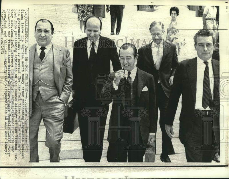Load image into Gallery viewer, 1971 Press Photo Lawrence McKay and other New York Times' officials leave court
