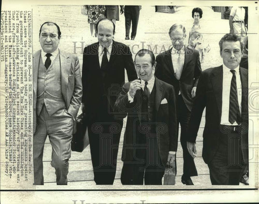 1971 Press Photo Lawrence McKay and other New York Times' officials leave court