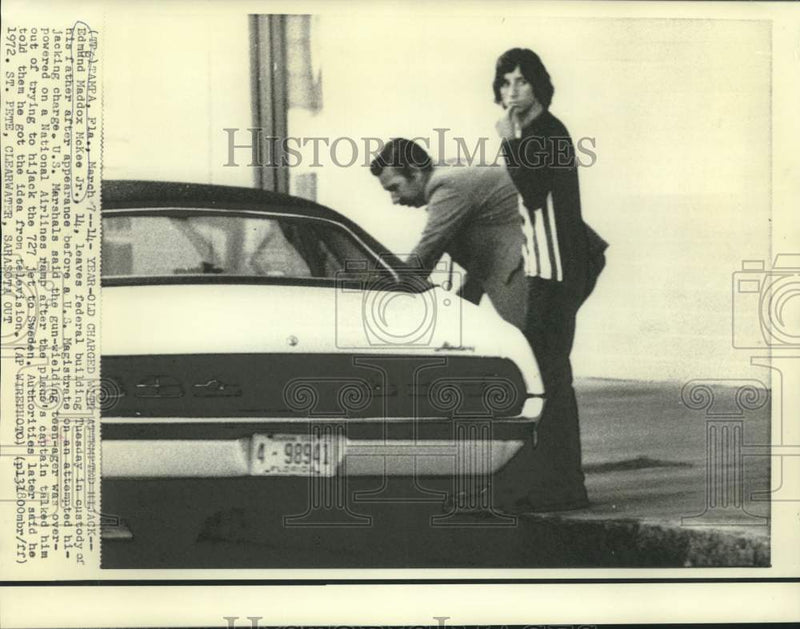 Load image into Gallery viewer, 1972 Press Photo National Airlines attempted hijacker McKee leaves federal court
