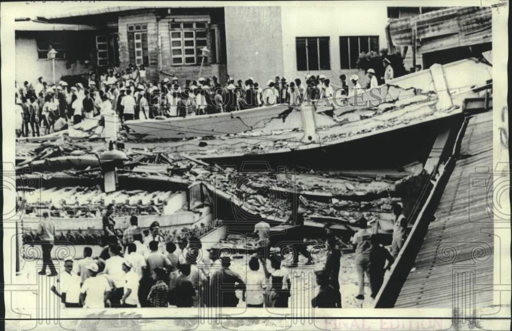 1970 Press Photo Rescuers search school after earthquake, Manila, Phillipines