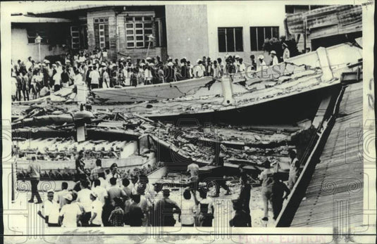1970 Press Photo Rescuers search school after earthquake, Manila, Phillipines