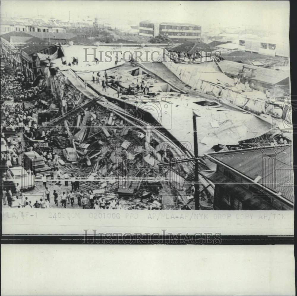 1968 Press Photo Rescue workers search apartment wreckage from Manila earthquake