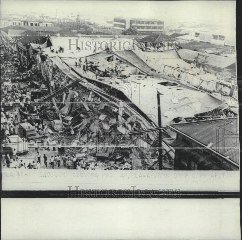 Load image into Gallery viewer, 1968 Press Photo Rescue workers search apartment wreckage from Manila earthquake
