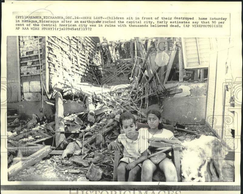 Load image into Gallery viewer, 1972 Press Photo Managua children at their earthquake destroyed home.
