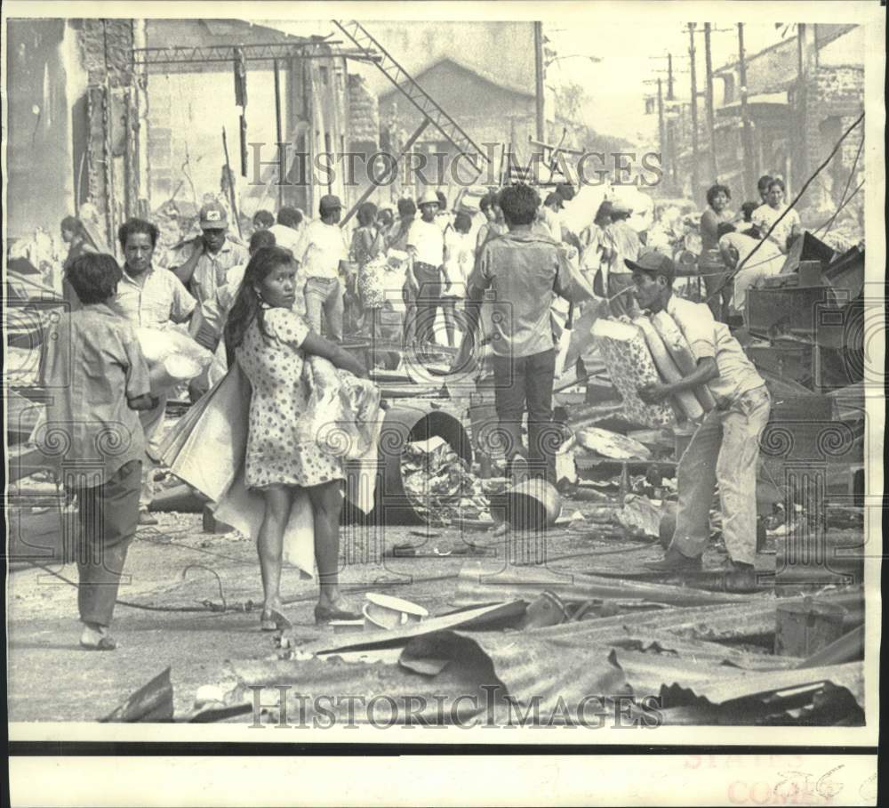 1972 Press Photo Looters of Managua amid rubble of earthquake destroyed city