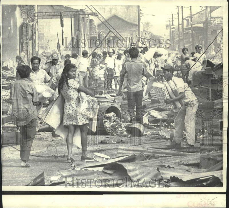 Load image into Gallery viewer, 1972 Press Photo Looters of Managua amid rubble of earthquake destroyed city
