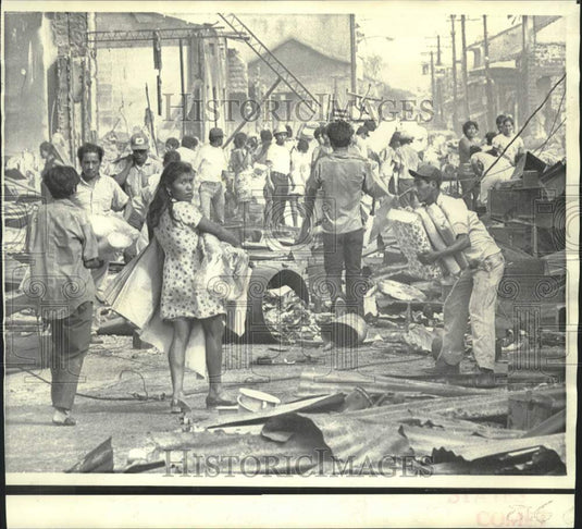 1972 Press Photo Looters of Managua amid rubble of earthquake destroyed city